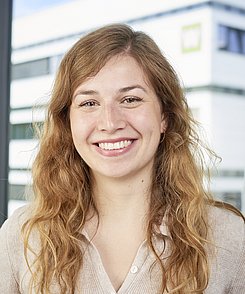 Frau  Coline Tymister